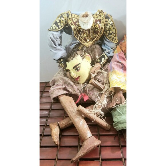 Vintage Pair Of Indonesian Puppet Marionettes Handmade Carved Wood & Sequins 22" - Picture 2 of 7